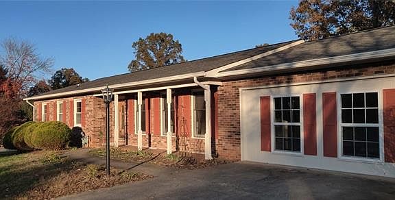 3rd image of 386 Birch Circle Dr