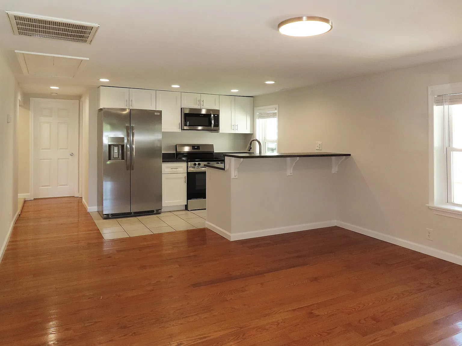 3 bed, 1000 sqft, $2,700 — Photo 3