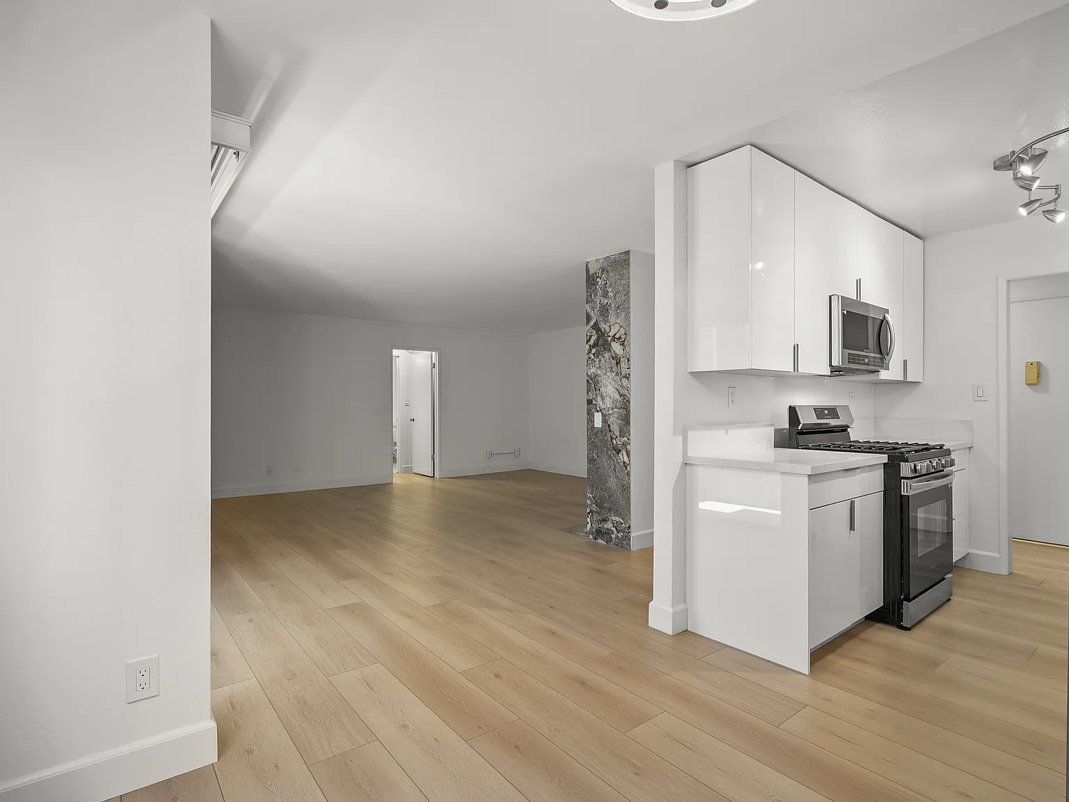 Big 1 Bedroom with LOTS of closet space — Photo 3