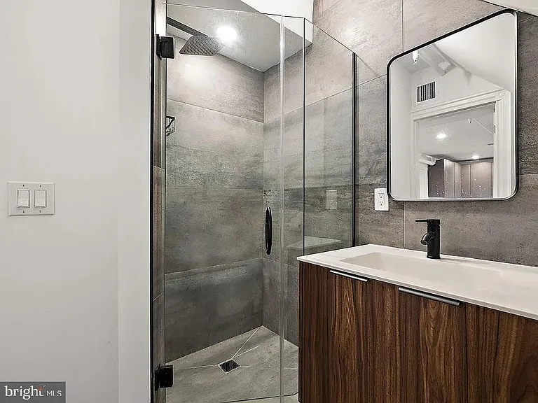 1308 State St #6 — Photo 7