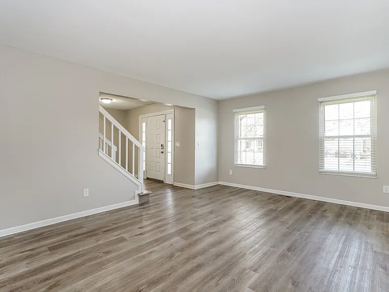 1127 Crestview St — Photo 5