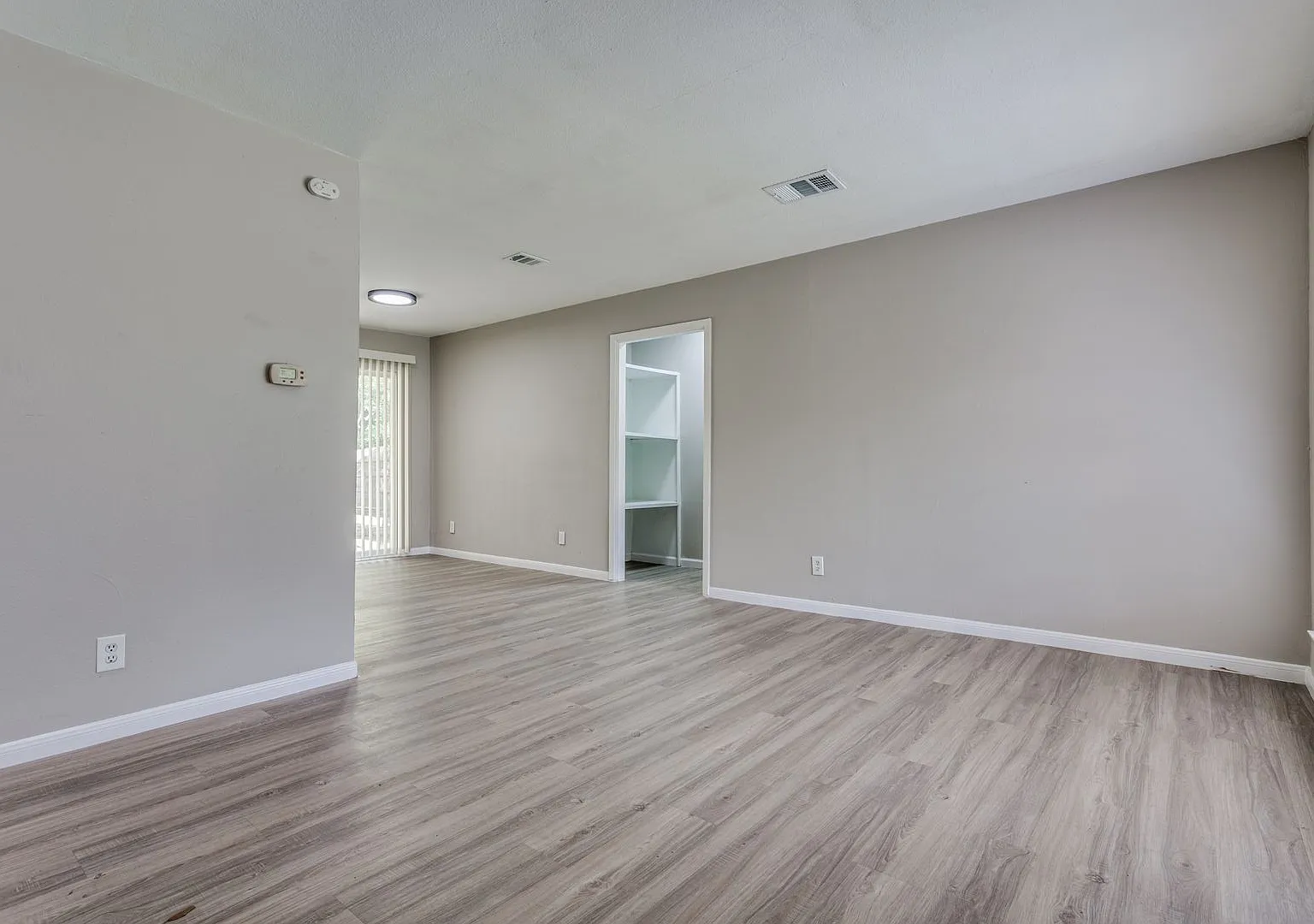 607 Thrush Avenue — Photo 4