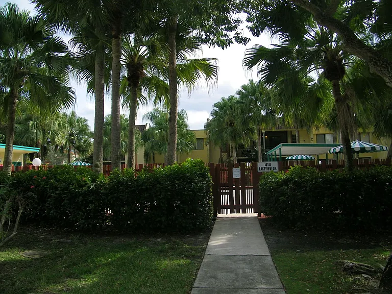 Lakeview Dr — Photo 2