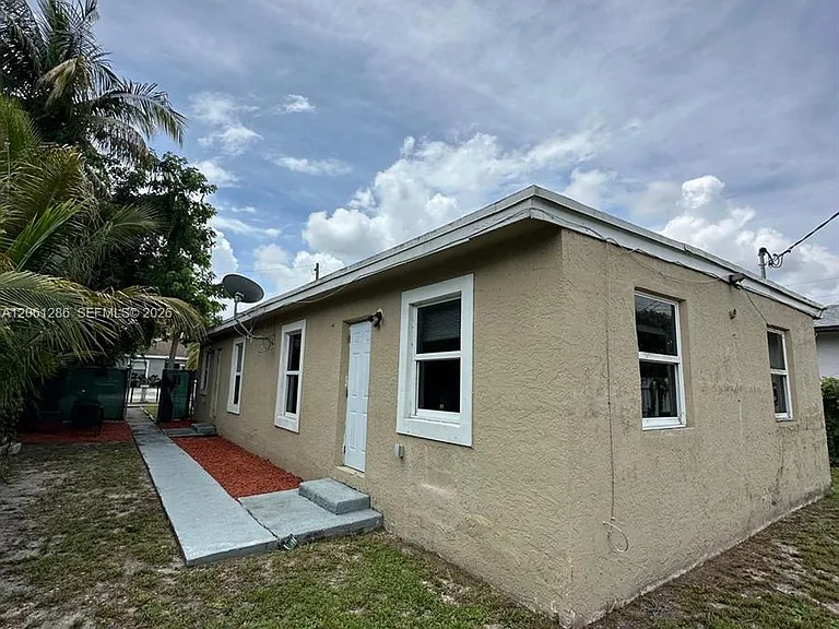 728 SW 6th St #2 — Photo 32