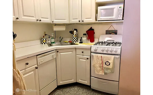 Rented by Douglas Elliman | media 18