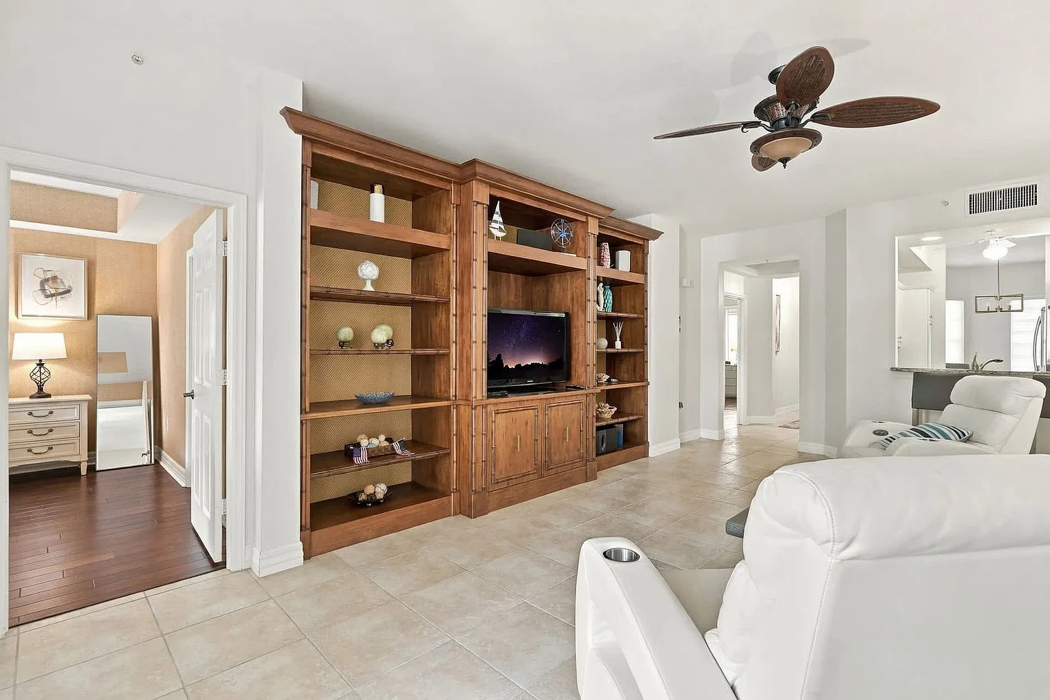 2 bed, 2.0 bath, 1334 sqft, $3,420 — Photo 2