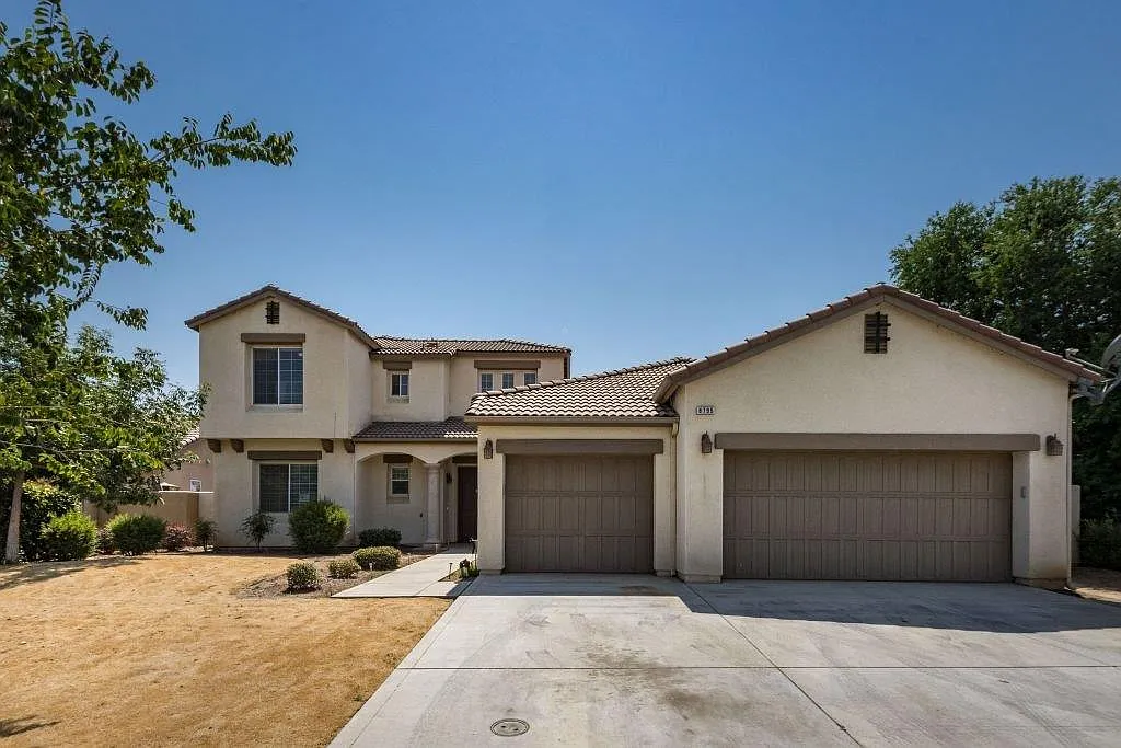 8795 Laguna Dr photo 1