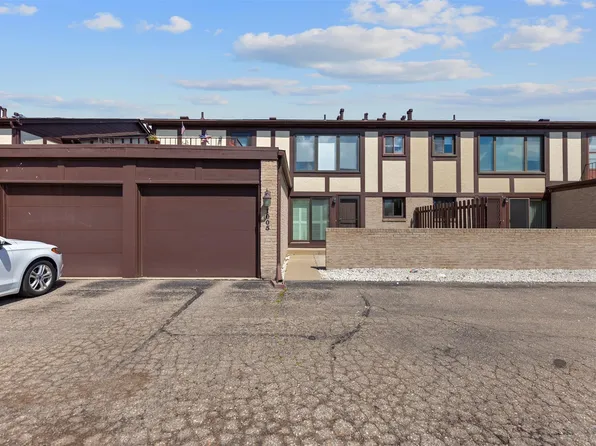 1005 Country Club Dr, Saint Clair Shores, MI 48082