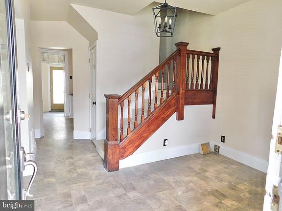 5th image of 215 N 11th Ave