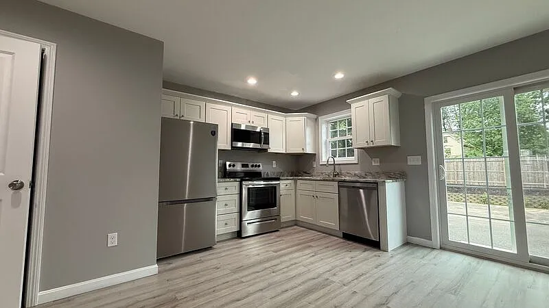 3 bed, 1.5 bath, 1200 sqft, $2,100 — Photo 3