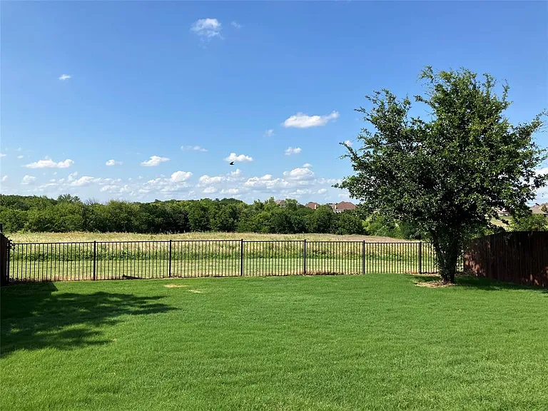 1445 Whitewater Dr — Photo 2