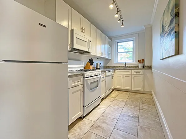 257 Washington St APT 3, Salem, MA 01970