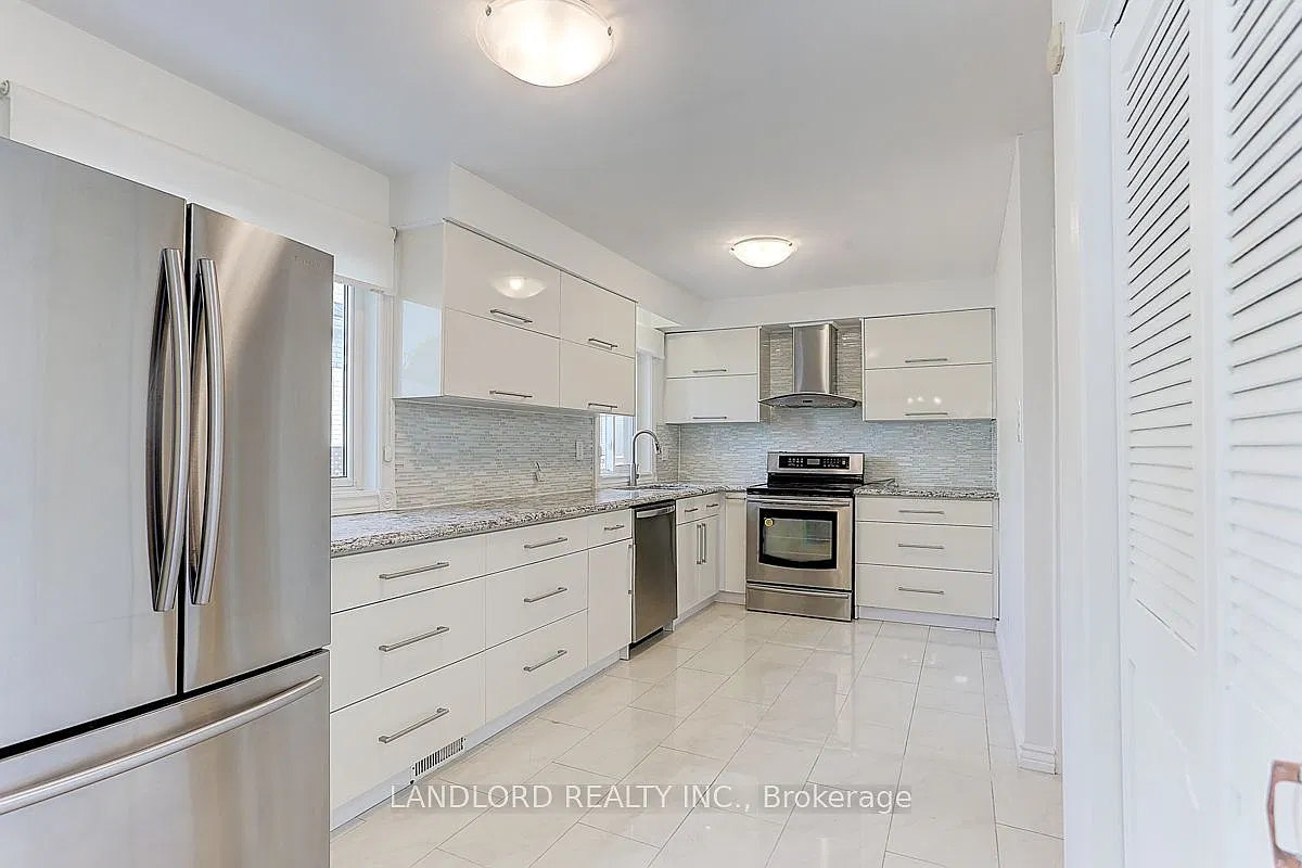 21 Pineway Blvd — Photo 1