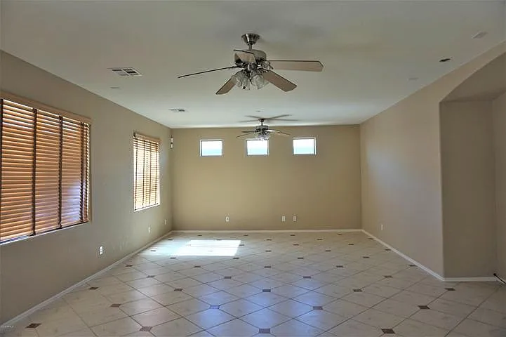 5 bed, 2773 sqft, $2,500 — Photo 3