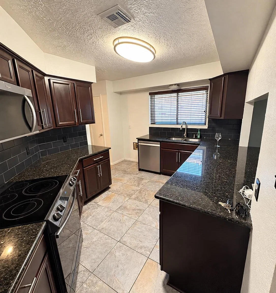 3 bed, 2.0 bath, 1643 sqft, $2,200 — Photo 3