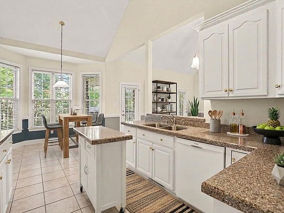 4th image of 113 Lake Point Dr