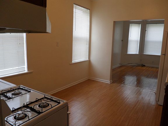 5th image of 3052 W Roscoe St