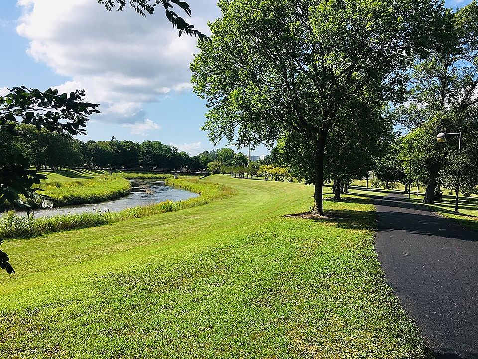 Bike path to downtown 
