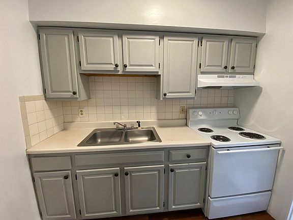 3rd image of 119 W Parmenter St APT 2R