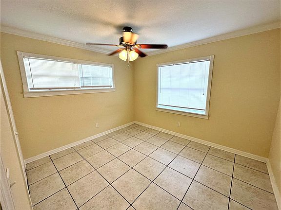 4th image of 405 S Hawthorn Cir