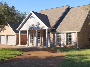 401 Augusta Dr, Rockport, TX 78382
