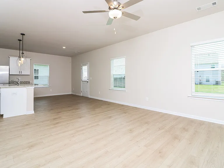 643 Mackenzie Cv — Photo 5