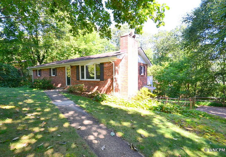 17 Laurel Park Dr — Photo 1
