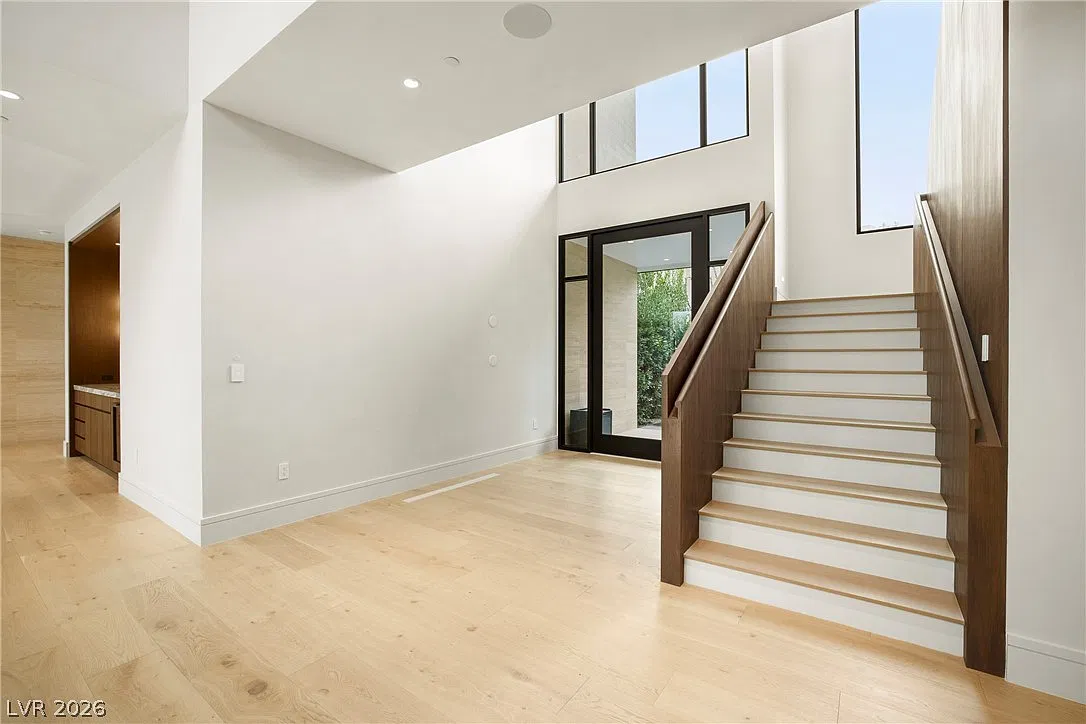 5 bed, 7.0 bath, 5616 sqft, $35,000 — Photo 2