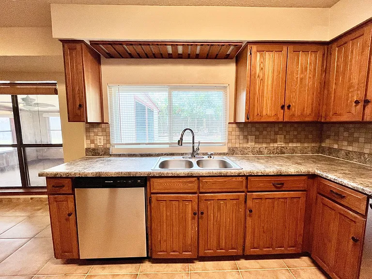 3904 Woodbury Ct — Photo 11