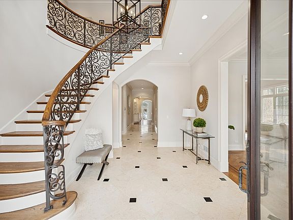 3rd image of 985 Pine Tree Ln