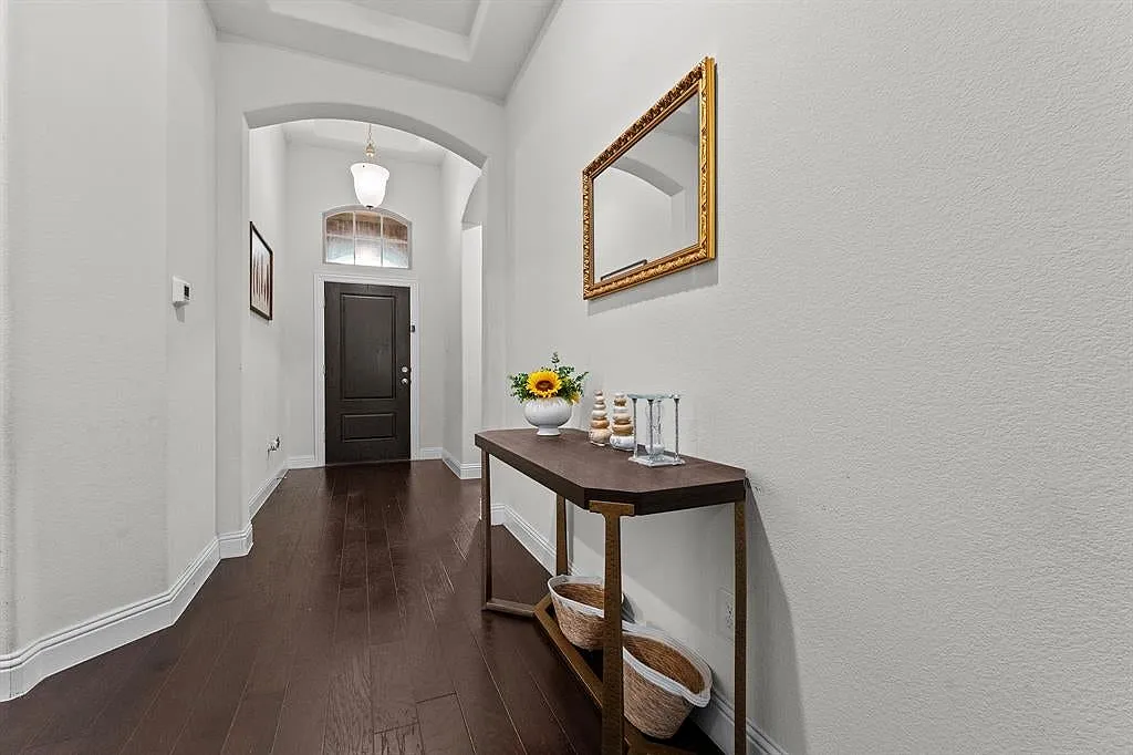 3 bed, 2041 sqft, $2,700 — Photo 2