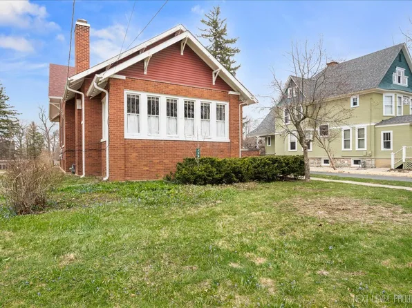 328 W Judd St, Woodstock, IL 60098