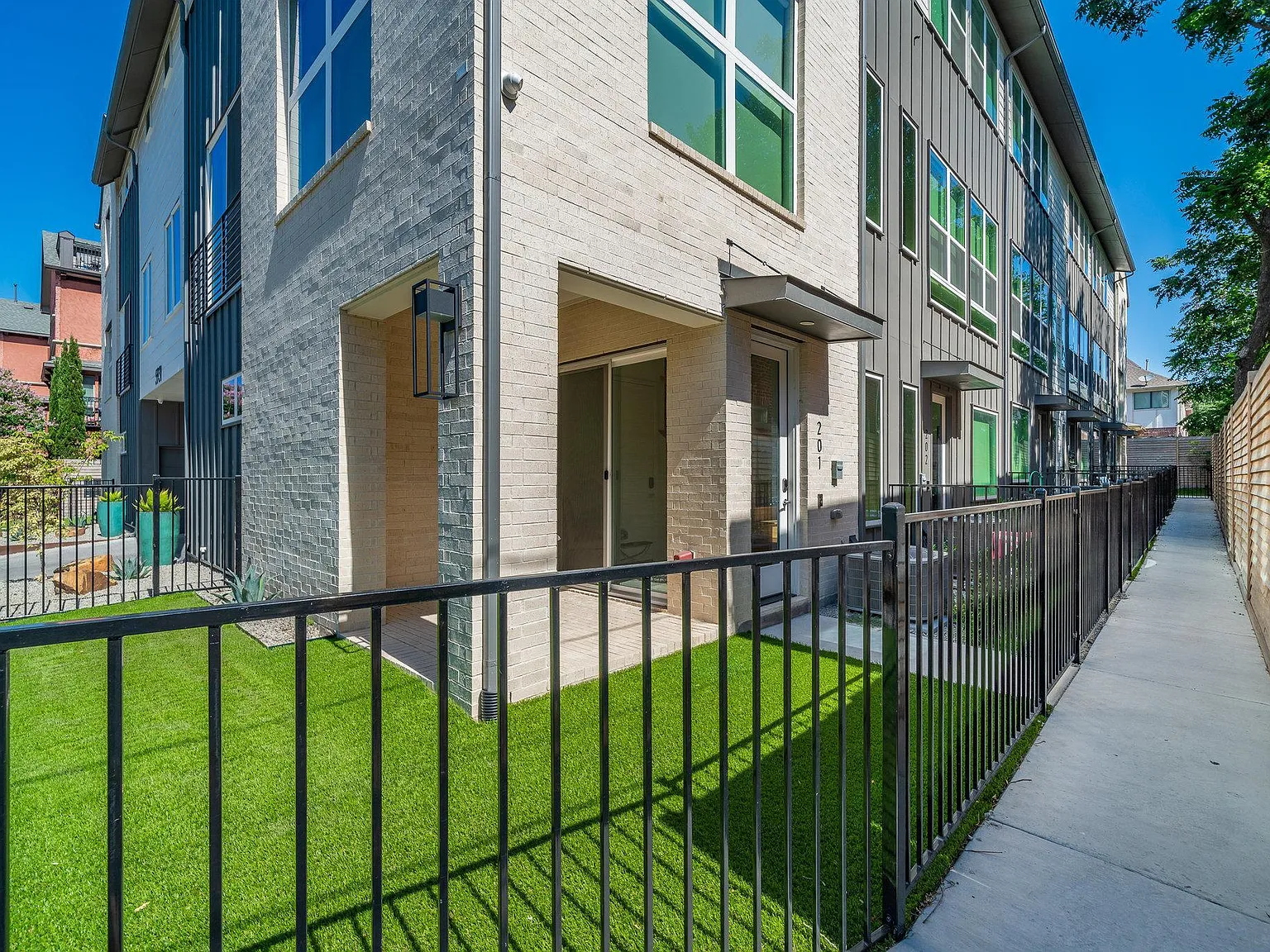 3 bed, 1575 sqft, $4,395 — Photo 3