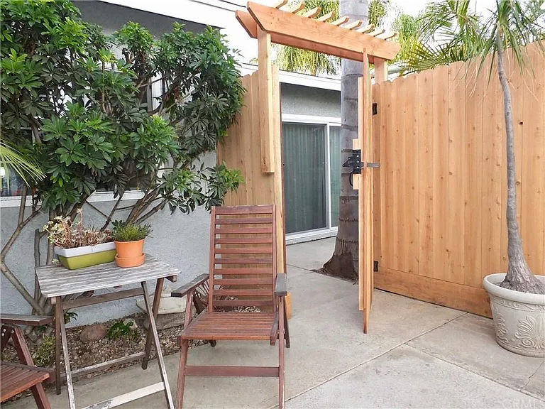 1877 San Francisco Ave #A — Photo 4