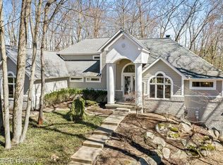 5910 Lynne Hollow Dr, Commerce Township, MI