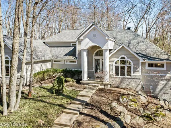5910 Lynne Hollow Dr, Commerce Township, MI 48382
