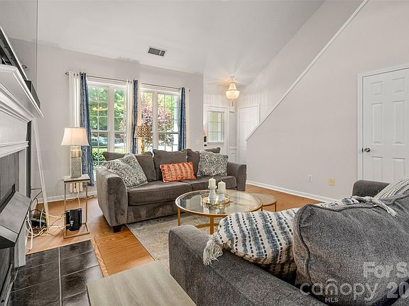 2nd image of 820 Autumn Rain Ln