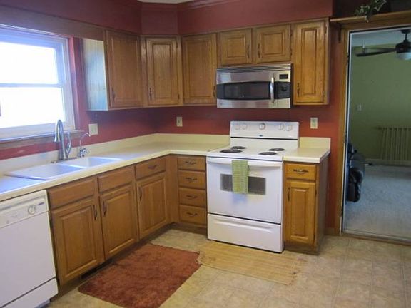 Kitchen w/ appliances