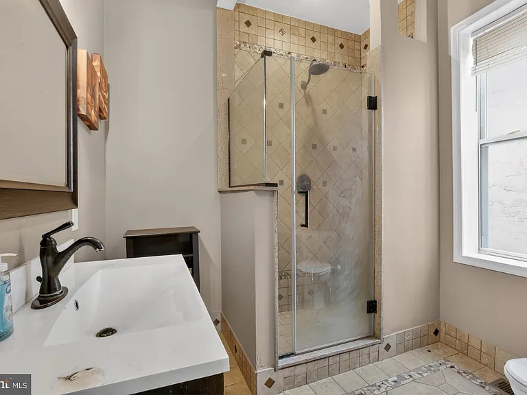 2319 E Somerset St — Photo 21
