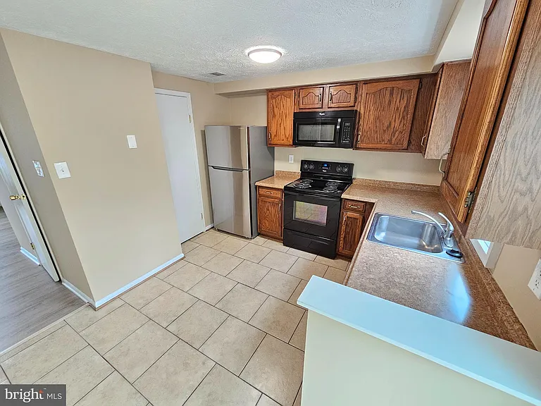 509 Beebe Ct — Photo 12