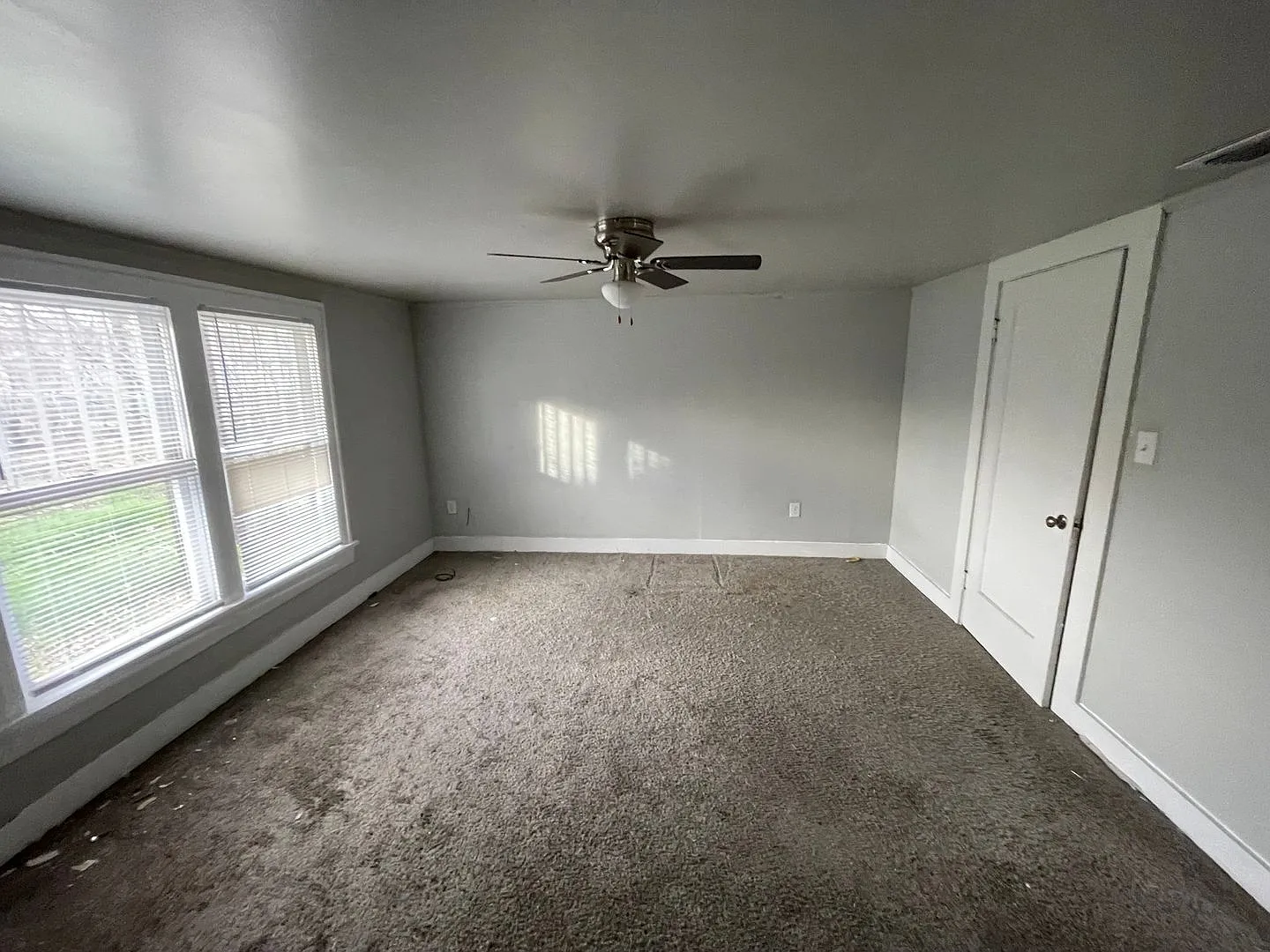 5 bedroom, 2 bath — Photo 2