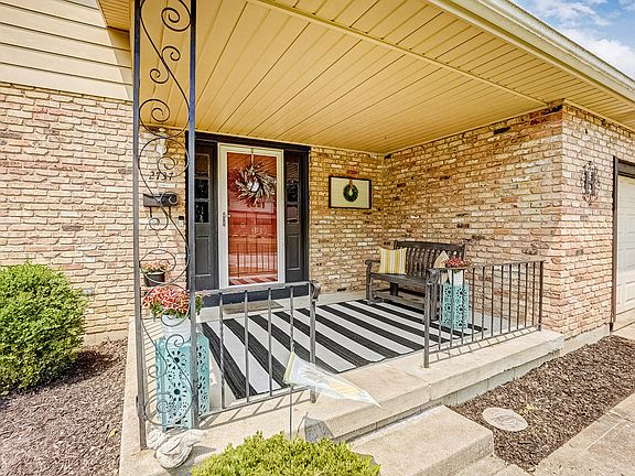 4th image of 2737 Woodford Dr