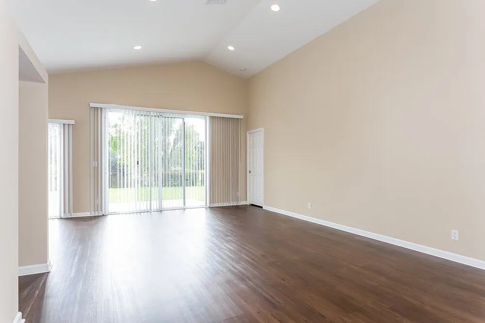 3 bed, 2.0 bath, 1610 sqft, $3,120 — Photo 4