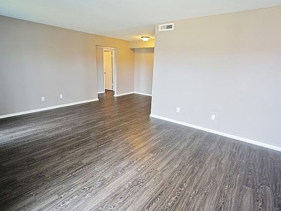 5th image of 921 NE 12th St APT 37
