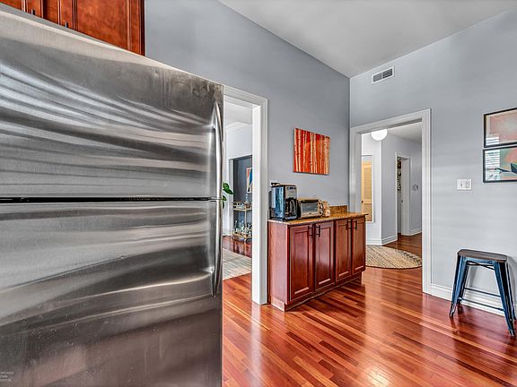 2nd image of 917 W Belle Plaine Ave APT 1