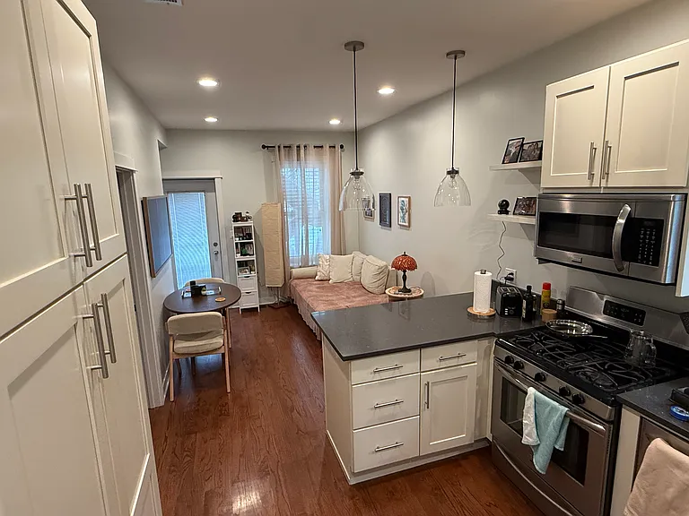 2030 W Churchill St #3R — Photo 2