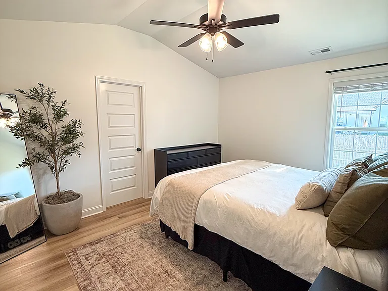 Master (Cal king bed)