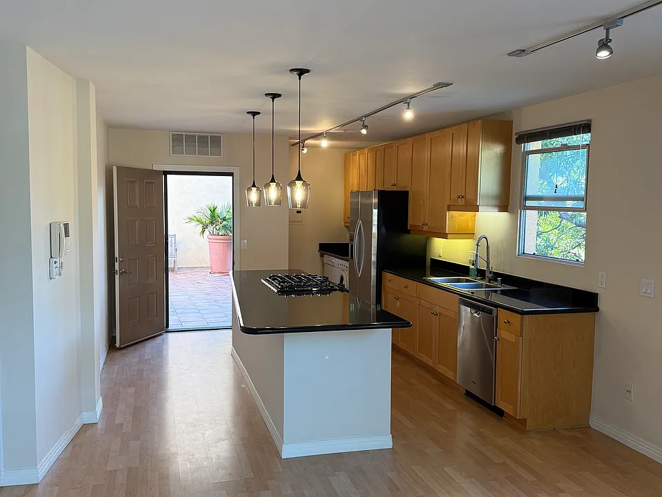 285 N Ventura Ave #1