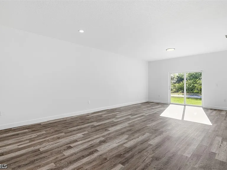10045 Amicola St — Photo 6