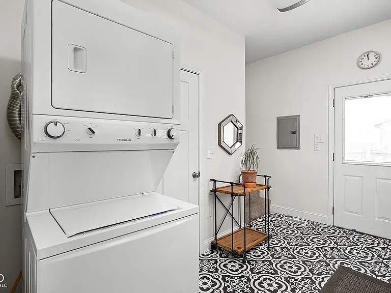 810 Grove St — Photo 4